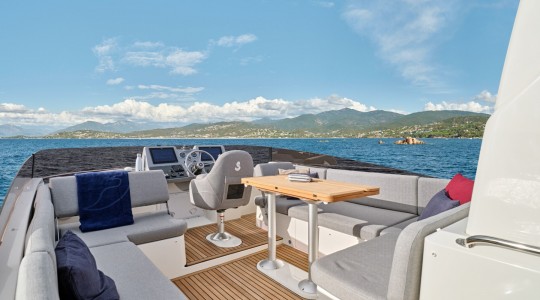 swift_trawler_48_foto_catalogo_beneteau_swift_trawler_48_11_flybridge_puesto_de_mando_solarium.JPG
