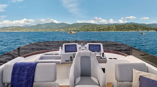 swift_trawler_48_foto_catalogo_beneteau_swift_trawler_48_12_puesto_de_mando_flybridge.JPG
