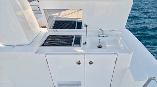 swift_trawler_48_foto_catalogo_beneteau_swift_trawler_48_13_cocina_flybridge.JPG