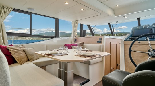 swift_trawler_48_foto_catalogo_beneteau_swift_trawler_48_17_mesa_salon.JPG