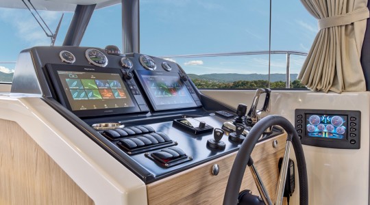 swift_trawler_48_foto_catalogo_beneteau_swift_trawler_48_20_puesto_de_mando.JPG