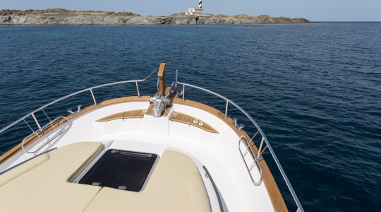 menorquin_34_ht_foto_catalogo_sasga_yachts_menorquin_34_ht_04_proa.jpg