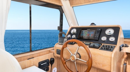 menorquin_34_ht_foto_catalogo_sasga_yachts_menorquin_34_ht_11_puesto_de_mando.jpg