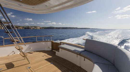 menorquin_42_fb_foto_catalogo_sasga_yachts_menorquin_42_fb_06_popa_navegando.jpg
