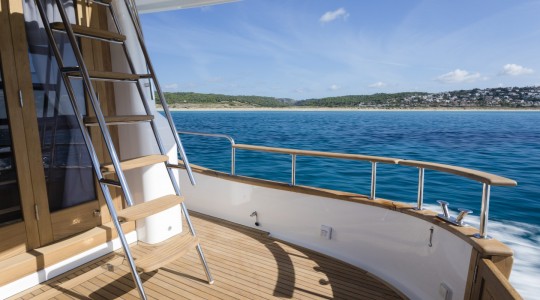 menorquin_42_fb_foto_catalogo_sasga_yachts_menorquin_42_fb_07_acceso_flybridge.jpg