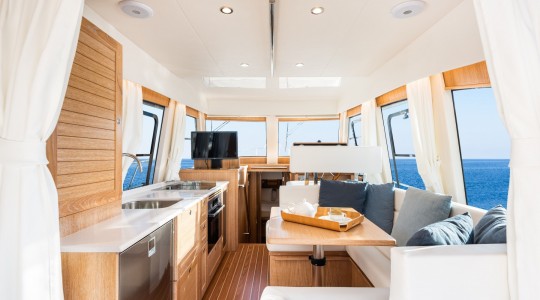 menorquin_42_fb_foto_catalogo_sasga_yachts_menorquin_42_fb_19_comedor_3_cabinas.jpg
