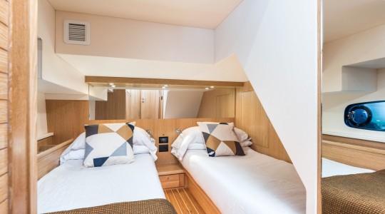 menorquin_42_ht_foto_catalogo_sasga_yachts_menorquin_42_ht_08_camarote_doble_standard.jpg