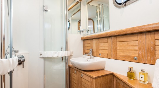 menorquin_42_ht_foto_catalogo_sasga_yachts_menorquin_42_ht_09_bano_standard.jpg