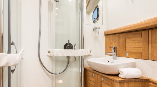 menorquin_42_ht_foto_catalogo_sasga_yachts_menorquin_42_ht_11_bano_standard.jpg