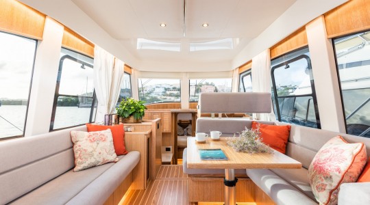 menorquin_42_ht_foto_catalogo_sasga_yachts_menorquin_42_ht_13_comedor_standard.jpg