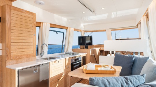 menorquin_42_ht_foto_catalogo_sasga_yachts_menorquin_42_ht_17_cocina_comedor_3_cabinas.jpg