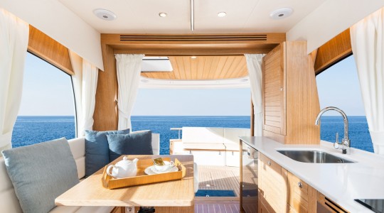 menorquin_42_ht_foto_catalogo_sasga_yachts_menorquin_42_ht_18_cocina_3_cabinas.jpg