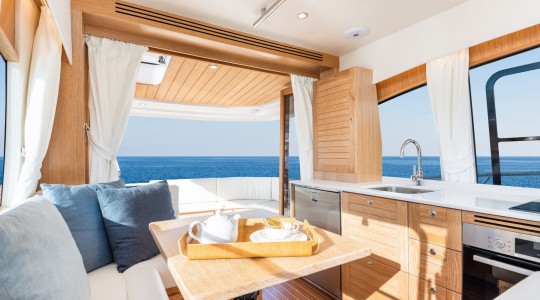 menorquin_42_ht_foto_catalogo_sasga_yachts_menorquin_42_ht_19_cocina_3_cabinas.jpg